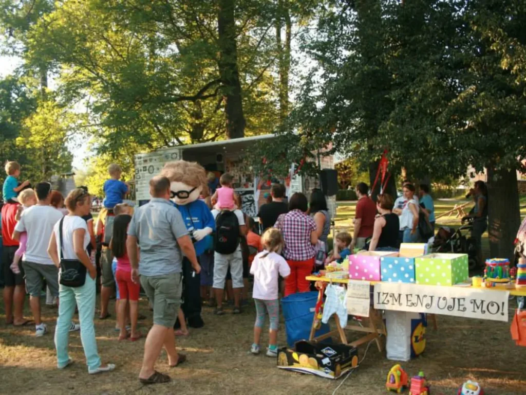 Slika iz Kamfesta 2013, kjer smo imeli vsakodnevne izmenjave otroških oblačil in igrač.