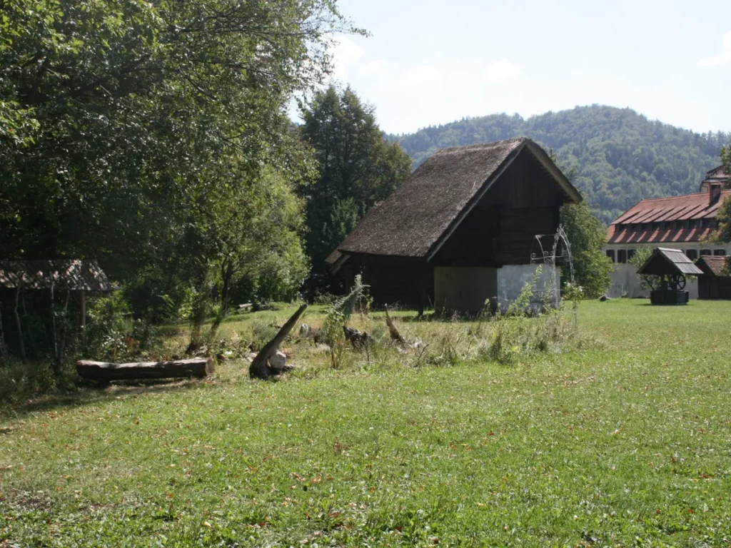 Slika zeliščnega vrtička pri kaščah na Zapricah v Kamniku.