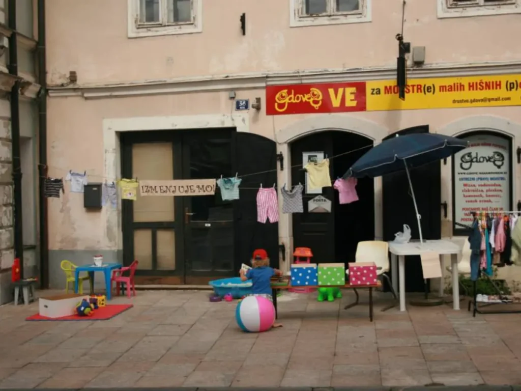 Na sliki je fotografija igrišča, ki smo ga v letih 2013 in 2014 postavljali na kamniški Šutni.